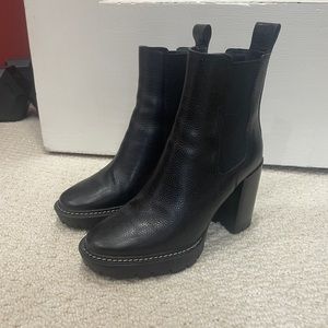 Tory Burch leather ankle boot. Black. Size 5.5